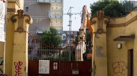 Bari, addio all'antica sede della Birra Peroni: le ruspe la stanno radendo al suolo